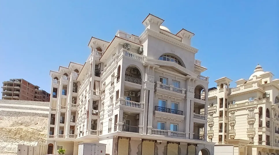 مشروع الهضبة – الأبطال، العمارة من زاوية الشارع