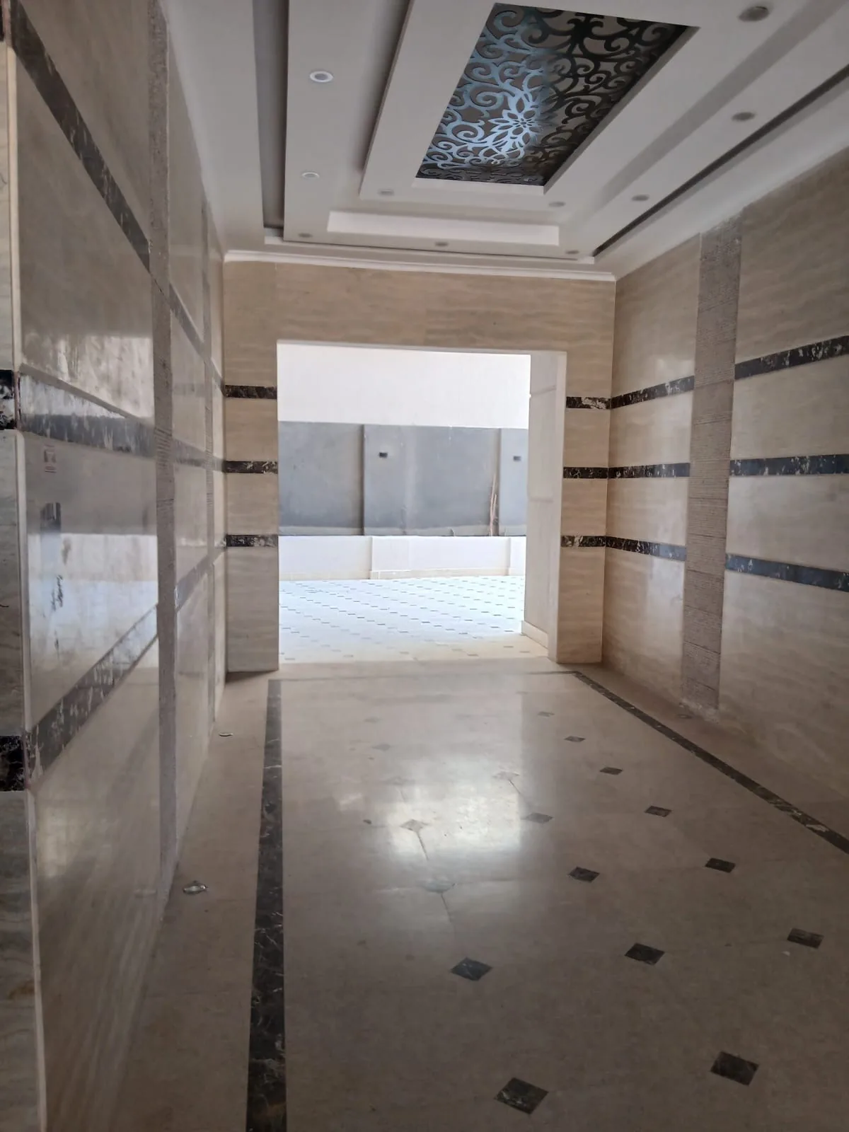 مشروع الهضبة – الأبطال، مدخل العمارة