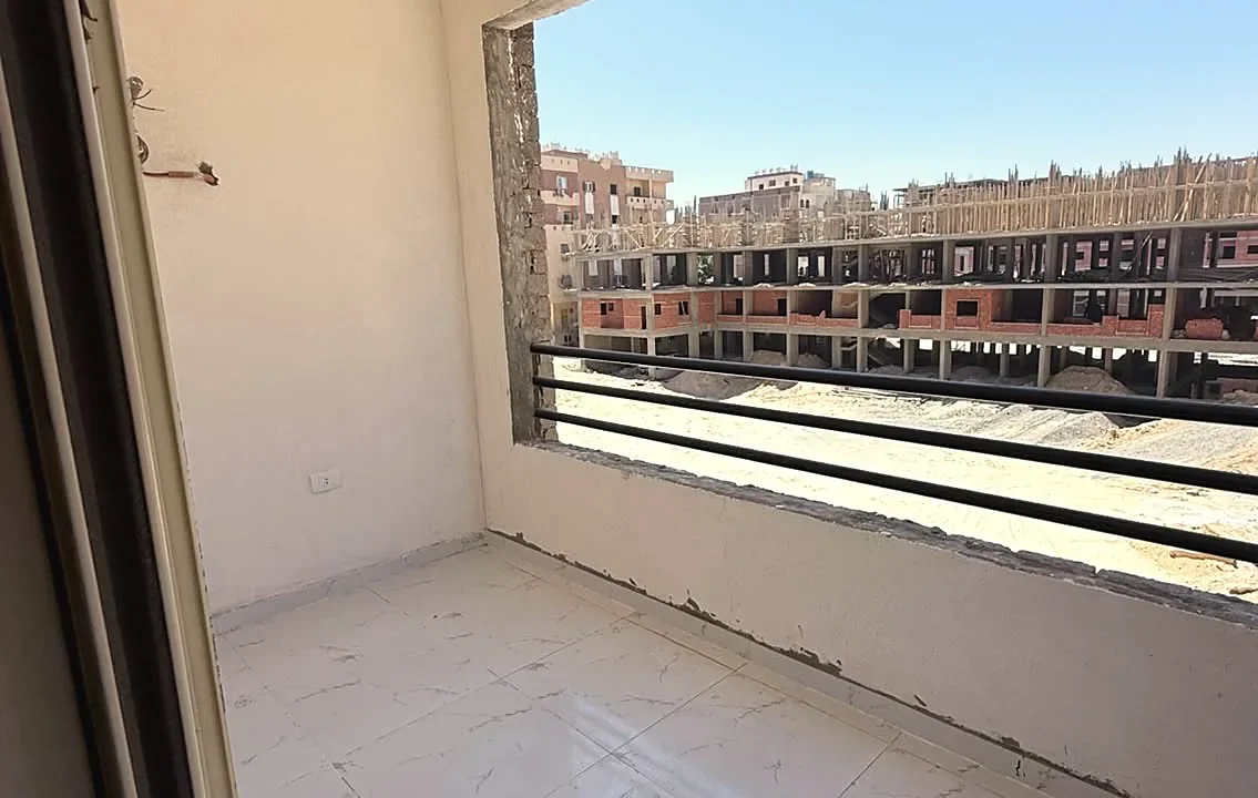 Hegaz Gate Hurghada finished balcony with marble-effect tiles — September 2026